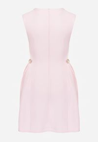 Renee - Różowa Rozkloszowana Sukienka Bez Rękawów z Odpinanymi Aplikacjami w Pasie Maridina. Kolor: różowy. Materiał: tkanina. Długość rękawa: bez rękawów. Wzór: aplikacja. Sezon: lato. Typ sukienki: trapezowe. Styl: klasyczny, elegancki #4