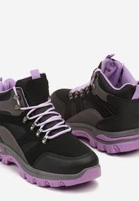 Born2be - Czarno-Fioletowe Buty Trekkingowe Trapery Vices Ozdobione Przeszyciami Narrive. Okazja: na co dzień. Wysokość cholewki: przed kolano. Kolor: czarny. Materiał: dresówka. Szerokość cholewki: normalna. Wzór: aplikacja. Styl: casual #4