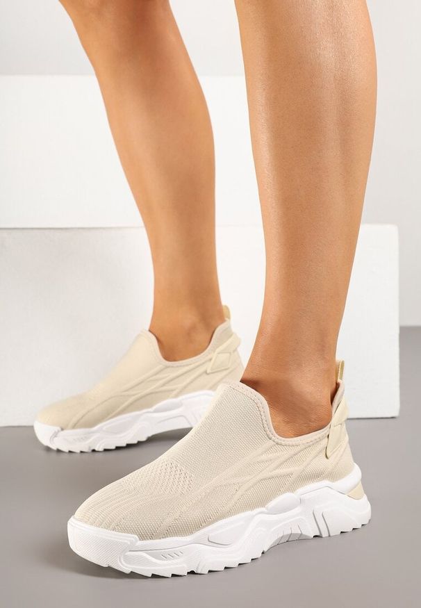 Renee - Beżowe Siateczkowe Buty Sportowe Sneakersy Wsuwane Zdobione Tłoczeniami Nusadela. Zapięcie: bez zapięcia. Kolor: beżowy. Materiał: jeans. Wzór: aplikacja