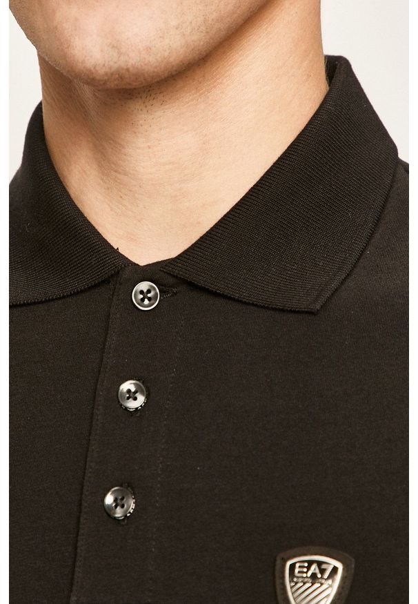 EA7 Emporio Armani - Polo. Okazja: na co dzień. Typ kołnierza: polo. Kolor: czarny. Materiał: dzianina. Długość: krótkie. Wzór: gładki. Styl: casual