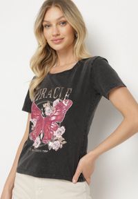 Born2be - Czarny Bawełniany T-shirt z Metalicznym Napisem i Motylem Zarevalia. Okazja: na co dzień. Kolor: czarny. Materiał: bawełna. Wzór: napisy. Styl: sportowy, klasyczny, elegancki, casual #5