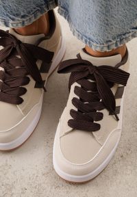 Renee - Beżowe Sneakersy Basic z Paskami na Boku Adila. Okazja: na co dzień. Zapięcie: pasek. Kolor: beżowy. Materiał: jeans. Wzór: paski. Obcas: na płaskiej podeszwie #8