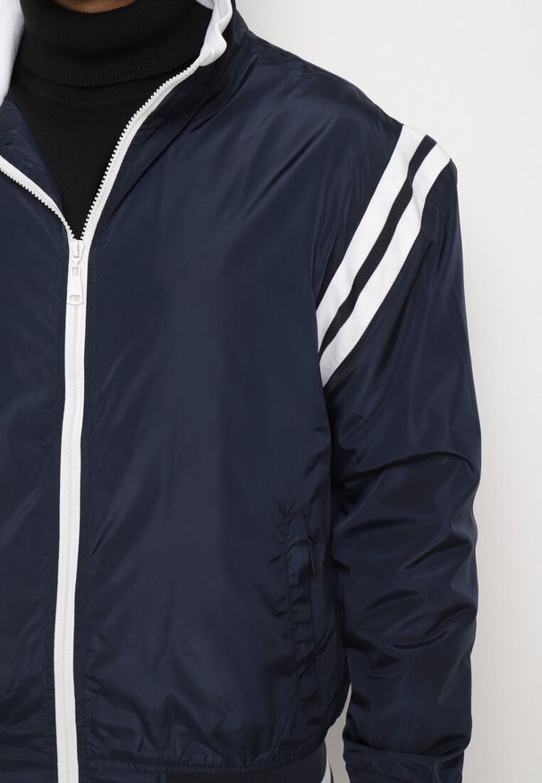 Born2be - Granatowa Kurtka Bomberka z Gumką w Pasie Ozdobiona Paskami Nevetas. Kolor: niebieski. Materiał: bawełna. Długość rękawa: długi rękaw. Długość: długie. Wzór: aplikacja. Styl: sportowy