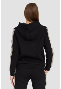 Guess - GUESS Czarna damska bluza Carla Hooded. Okazja: na co dzień. Kolor: czarny. Materiał: poliester, bawełna. Długość rękawa: długi rękaw. Długość: długie. Styl: casual