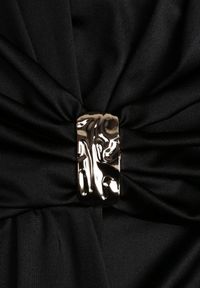 Renee - Czarna Koktajlowa Sukienka z Rozcięciem na Nogę Zdobiona Trenem Atirga. Okazja: na studniówkę, na imprezę. Typ kołnierza: dekolt w serek. Kolor: czarny. Wzór: aplikacja. Styl: wizytowy #7