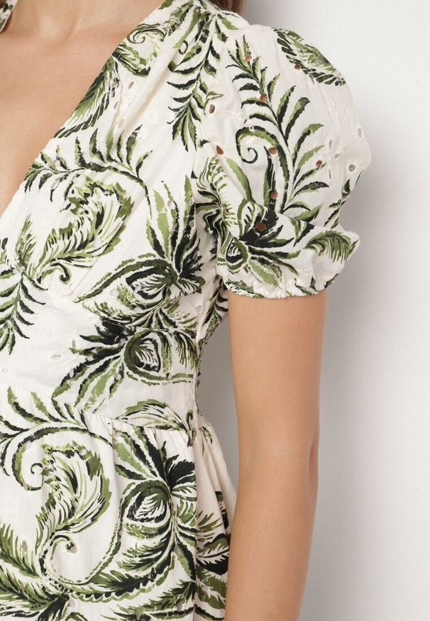 Born2be - Zielona Rozkloszowana Sukienka z Dekoltem w Serek Zdobiona Roślinnym Wzorem Evilirae. Okazja: do pracy, na co dzień, na spotkanie biznesowe. Typ kołnierza: dekolt w serek. Kolor: zielony. Wzór: aplikacja. Styl: casual, biznesowy