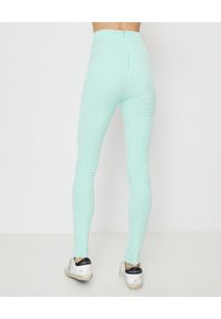 JOANNA MUZYK - Miętowe spodnie dresowe z logo. Stan: podwyższony. Kolor: zielony. Materiał: dresówka. Wzór: aplikacja #2