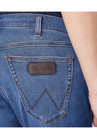 Wrangler - WRANGLER GREENSBORO MĘSKIE SPODNIE JEANSOWE JEANSY DŻINSY BRIGHT STROKE W15QMU91Q 112126995 #4