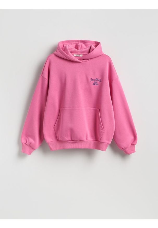 Reserved - Bluza z haftowanym napisem - różowy. Kolor: różowy. Materiał: bawełna, dzianina. Wzór: napisy, haft