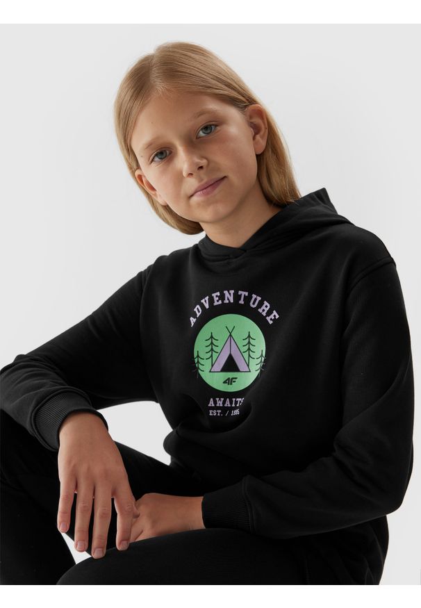 4f - Bluza dresowa nierozpinana z kapturem dziewczęca. Okazja: na co dzień. Typ kołnierza: kaptur. Kolor: czarny. Materiał: dresówka. Wzór: nadruk. Sezon: lato. Styl: casual