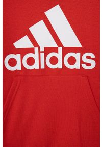 Adidas - adidas Bluza kolor czerwony z kapturem z nadrukiem. Okazja: na co dzień. Typ kołnierza: kaptur. Kolor: czerwony. Materiał: poliester. Wzór: nadruk. Styl: casual