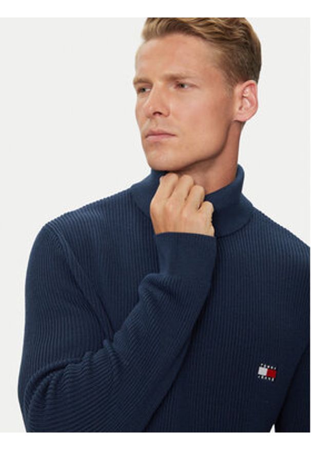 Tommy Jeans Golf Badge DM0DM19434 Granatowy Slim Fit. Typ kołnierza: golf. Kolor: niebieski. Materiał: syntetyk