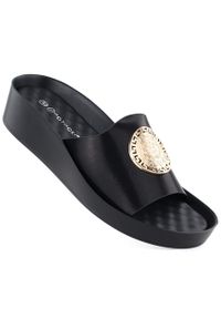 POTOCKI - Klapki damskie na platformie czarne Potocki 43326. Kolor: czarny. Materiał: skóra ekologiczna. Obcas: na platformie #1