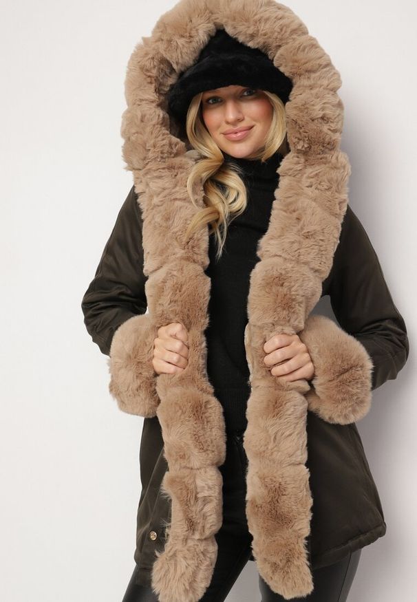 Born2be - Zielono-Beżowa Kurtka Parka z Kapturem i Odpinanymi Futerkowymi Zdobieniami Inessara. Okazja: na co dzień. Typ kołnierza: kaptur. Kolor: zielony. Materiał: skóra. Wzór: aplikacja. Styl: casual, elegancki