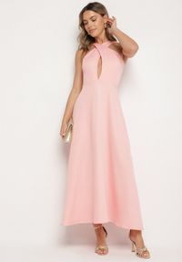 Born2be - Różowa Rozkloszowana Sukienka z Wiskozą i Dekoltem Typu Halter Dolienna. Typ kołnierza: dekolt halter. Kolor: różowy. Materiał: wiskoza. Typ sukienki: rozkloszowane. Styl: elegancki #4