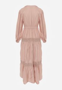 Born2be - Jasnoróżowa Rozkloszowana Sukienka z Wiskozy z Wiązanym Paskiem i Koronką Reivoria. Okazja: na spacer, na co dzień. Typ kołnierza: dekolt w kształcie V. Kolor: różowy. Materiał: wiskoza, koronka. Długość rękawa: długi rękaw. Wzór: koronka. Styl: casual, klasyczny #2