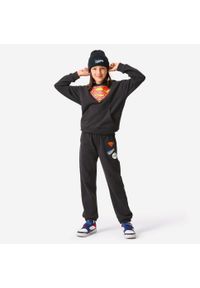 Decathlon - Spodnie dla dzieci Domyos Superman. Kolor: czarny. Materiał: materiał, poliester, bawełna. Wzór: motyw z bajki. Sport: fitness, joga i pilates