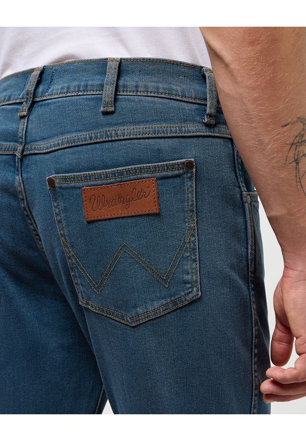 Wrangler - WRANGELR LARSTON MĘSKIE SPODNIE JEANSOWE JEANSY DŻINSY STORMY WASH 112360394 W18S017437