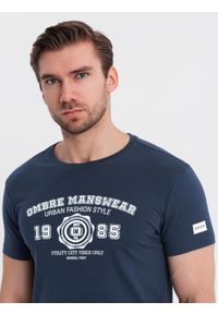 Ombre Clothing - Bawełniany t-shirt męski z nadrukiem w stylu college – granatowy V3 OM-TSPT-0137 - XXL. Okazja: na uczelnię. Kolor: niebieski. Materiał: bawełna. Wzór: nadruk #8