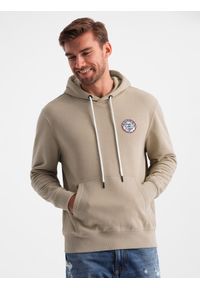 Ombre Clothing - Bluza męska dresowa kangurka z kapturem i naszywką w stylu college – piaskowa V3 - Rozmiar: XXL. Okazja: na co dzień. Typ kołnierza: kaptur. Materiał: dresówka. Wzór: aplikacja. Styl: klasyczny, sportowy, casual, elegancki