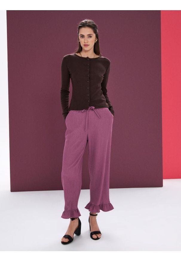 Sinsay - Spodnie loose z ozdobnymi falbanami - fioletowy. Kolor: fioletowy