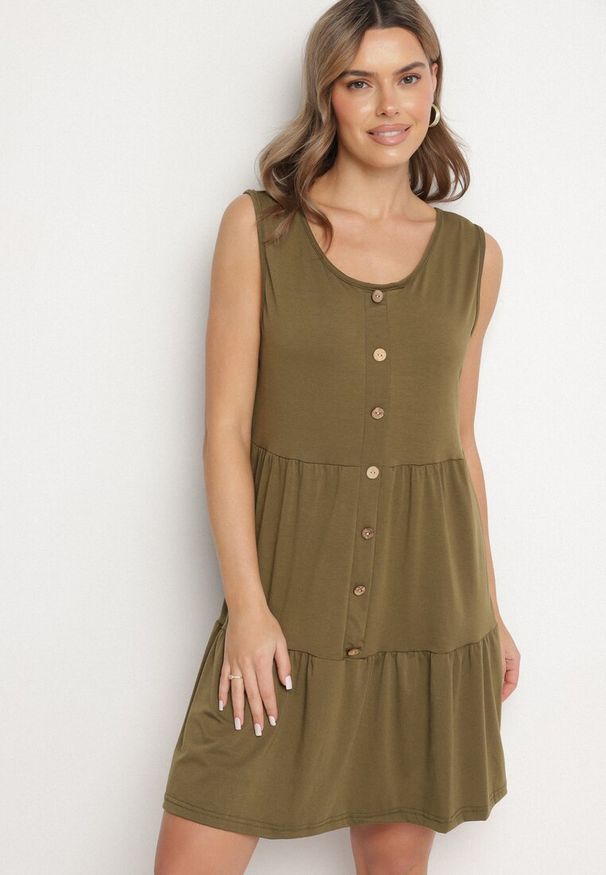 Born2be - Ciemnozielona Sukienka o Rozkloszowanym Kroju na Szerokich Ramiączkach z Guzikami Saniella. Okazja: na co dzień. Kolor: zielony. Długość rękawa: na ramiączkach. Typ sukienki: rozkloszowane. Styl: klasyczny, casual, elegancki