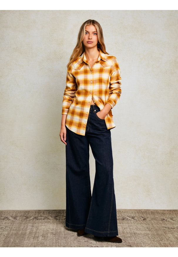 Big-Star - Koszula damska flanelowa w kratę żółto-brązowa Dreni 201. Okazja: na co dzień. Typ kołnierza: kołnierzyk klasyczny. Kolor: żółty. Materiał: tkanina. Wzór: kratka. Styl: casual, klasyczny, elegancki