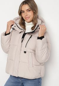 Born2be - Beżowa Oversizowa Kurtka z Pikowanymi Przeszyciami i Kapturem Galimea. Okazja: na co dzień. Kolor: beżowy. Materiał: jeans, poliester. Wzór: aplikacja. Styl: casual, klasyczny #1