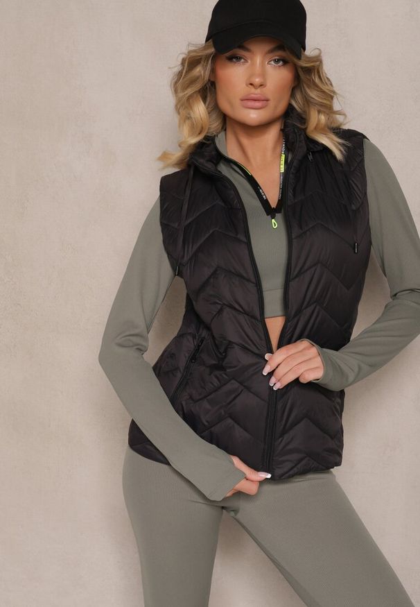 Renee - Czarna Kamizelka z Odpinanym Kapturem Ozdobiona Pikowanym Wzorem Saritha. Okazja: na co dzień, na spacer. Kolor: czarny. Materiał: jeans. Wzór: aplikacja. Styl: elegancki, casual