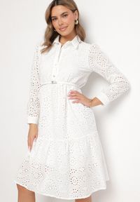Born2be - Biała Bawełniana Sukienka Ażurowa o Koszulowym Kroju Ridivania. Okazja: na spacer, na co dzień. Typ kołnierza: kołnierzyk klasyczny. Kolor: biały. Materiał: bawełna. Długość rękawa: długi rękaw. Wzór: ażurowy. Typ sukienki: koszulowe. Styl: casual, elegancki, klasyczny #4