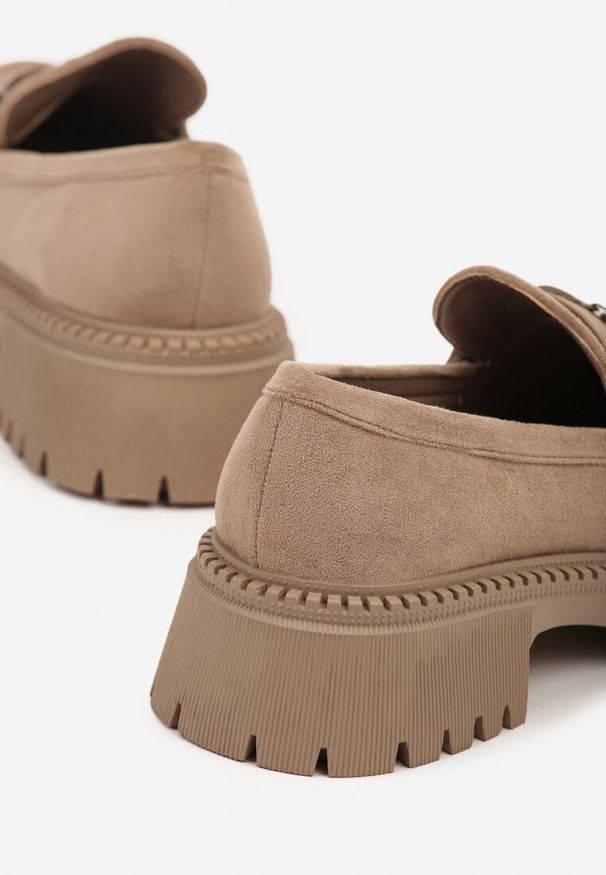 Born2be - Ciemnobeżowe Mokasyny z Metaliczną Klamrą Tenelsse. Okazja: na co dzień. Zapięcie: klamry. Kolor: beżowy. Materiał: jeans. Styl: casual, elegancki