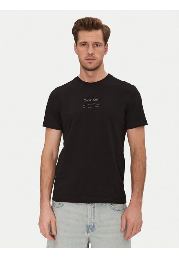 Calvin Klein T-Shirt Editorial Logo K10K114172 Czarny Regular Fit. Kolor: czarny. Materiał: bawełna