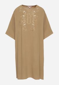 Born2be - Ciemnobeżowa Sukienka Pudełkowa z Guzikami i Ozdobnymi Haftami Jenivanea. Okazja: na co dzień. Typ kołnierza: dekolt w serek. Kolor: beżowy. Materiał: skóra. Długość rękawa: długi rękaw. Wzór: haft. Styl: elegancki, casual #6
