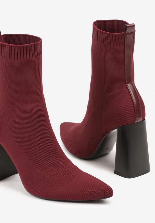 Renee - Bordowe Botki Vices na Geometrycznym Słupku ze Skarpetową Cholewką Falunelle. Okazja: na co dzień. Kolor: czerwony. Materiał: jeans. Szerokość cholewki: normalna. Wzór: geometria. Obcas: na słupku. Styl: street, casual, elegancki