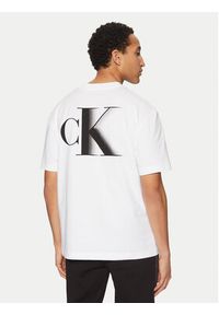 Calvin Klein Jeans T-Shirt J30J327475 Biały Regular Fit. Kolor: biały. Materiał: bawełna #3