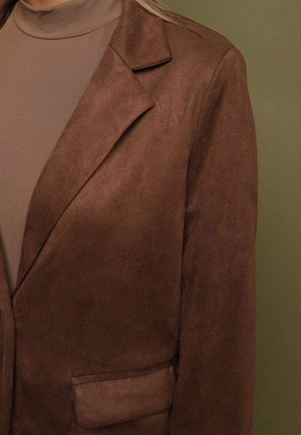 Born2be - Brązowa Marynarka Oversize z Imitacji Zamszu o Pudełkowym Kroju Alonella. Okazja: na spotkanie biznesowe, na co dzień, na randkę, do pracy. Kolor: brązowy. Materiał: zamsz. Wzór: grochy. Styl: biznesowy, casual, retro, klasyczny