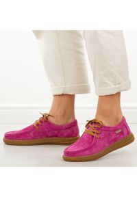 Fuksja skórzane mokasyny damskie Vinceza 95391. Okazja: na spacer, na co dzień. Nosek buta: okrągły. Zapięcie: sznurówki. Kolor: różowy. Materiał: zamsz, skóra. Szerokość cholewki: normalna. Sezon: wiosna, jesień, lato. Styl: casual, elegancki, klasyczny #1