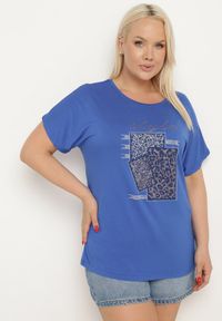 Born2be - Niebieski Bawełniany T-shirt z Ozdobnym Napisem i Cyrkoniami Krisiona. Kolor: niebieski. Materiał: bawełna. Wzór: napisy. Styl: elegancki