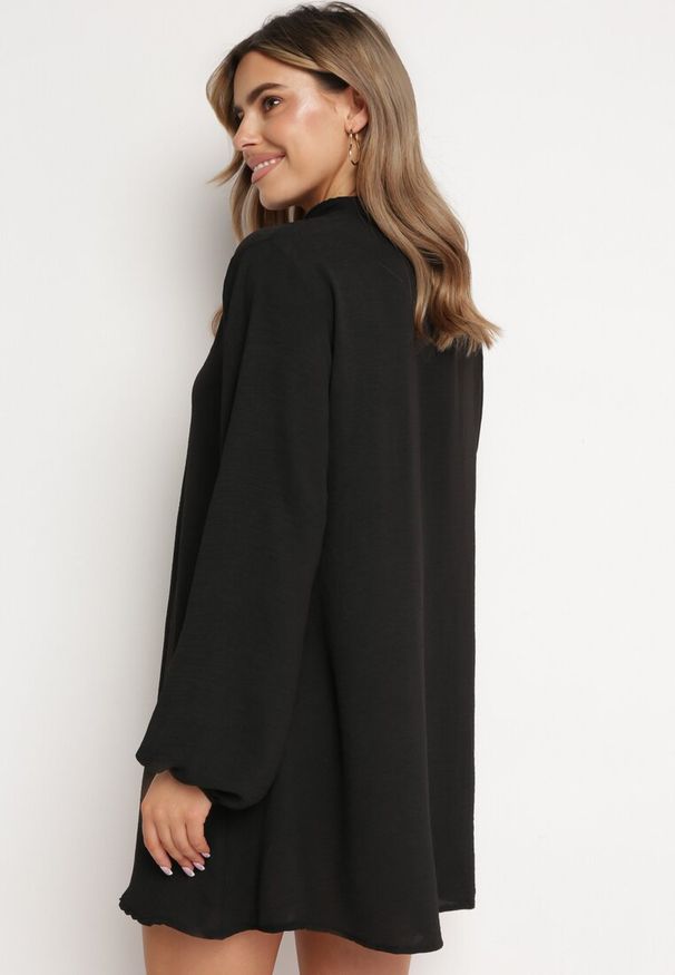 Born2be - Czarna Rozkloszowana Sukienka Pudełkowa z Ozdobnymi Guzikami Alcionete. Okazja: na co dzień. Kolor: czarny. Typ sukienki: proste. Styl: elegancki, casual