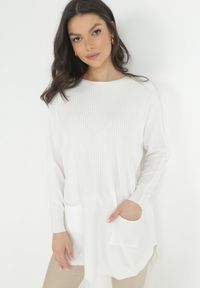 Born2be - Biały Długi Sweter z Kieszeniami Mauvi. Kolor: biały. Materiał: dzianina. Długość rękawa: długi rękaw. Długość: długie. Wzór: prążki