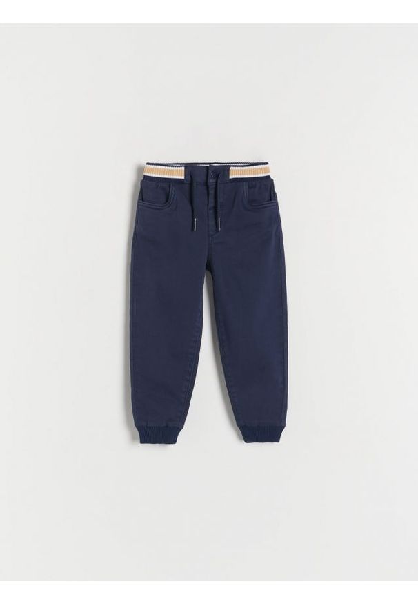 Reserved - Elastyczne spodnie jogger - granatowy. Kolor: niebieski. Materiał: tkanina, włókno, bawełna