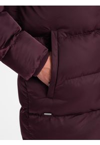 Ombre Clothing - Długa zimowa kurtka męska pikowana o satynowym wykończeniu - bordowa V4 OM-JALJ-0147 - XXL. Kolor: czerwony. Materiał: satyna. Długość: długie. Wzór: nadruk. Sezon: zima. Styl: elegancki #6