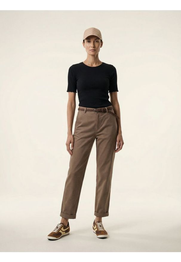 Sinsay - Spodnie chino z paskiem - beżowy. Kolor: beżowy