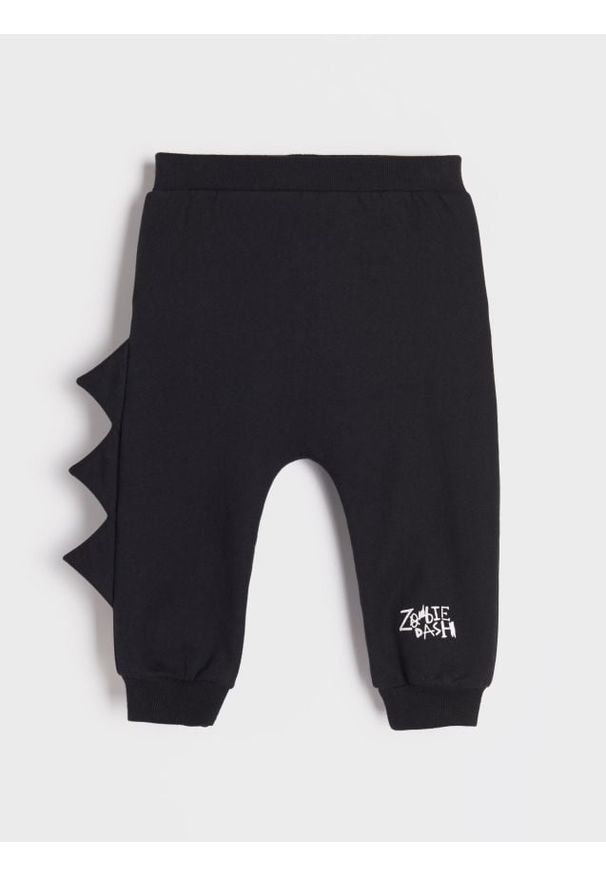 Sinsay - Spodnie Zombie Dash - czarny. Kolor: czarny. Długość: długie. Wzór: napisy, aplikacja