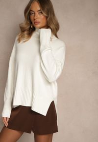 Renee - Biały Gładki Golf Casual Ralloria. Okazja: na co dzień. Typ kołnierza: golf. Kolor: biały. Materiał: jeans, prążkowany. Długość rękawa: długi rękaw. Długość: długie. Wzór: gładki. Styl: casual #1