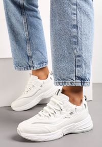 Renee - Białe Sneakersy z Ozdobnym Sznurowaniem i Przeszyciami Tiwaelia. Okazja: na co dzień. Zapięcie: sznurówki. Kolor: biały. Materiał: jeans, skóra #2