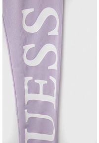 Guess legginsy dziecięce kolor fioletowy z nadrukiem. Kolor: fioletowy. Wzór: nadruk #3