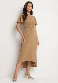 Born2be - Ciemnobeżowa Rozkloszowana Sukienka Ozdobiona Marszczeniem Odallica. Kolor: beżowy. Wzór: aplikacja. Typ sukienki: rozkloszowane. Styl: elegancki #1