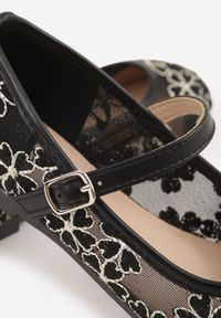 Born2be - Czarne Siateczkowe Balerinki z Paskiem z Klamerką i Haftowanymi Kwiatami Erolea. Okazja: na co dzień, na uczelnię. Zapięcie: pasek. Kolor: czarny. Materiał: jeans. Wzór: haft, kwiaty. Styl: casual #4