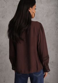 Renee - Brązowa Koszula ze Stójką i Koronką Phaeninca. Okazja: na co dzień. Typ kołnierza: kołnierzyk stójkowy. Kolor: brązowy. Materiał: koronka. Wzór: koronka. Styl: casual, elegancki #8